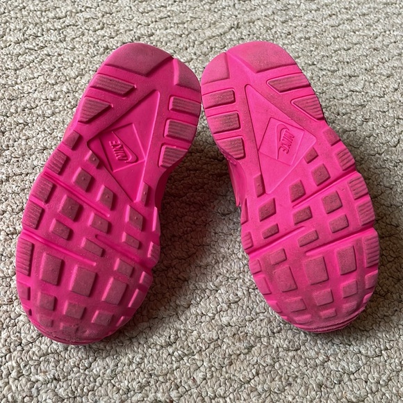 Nike little kid size 9 sneakers - Picture 2 of 3